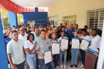 Centros Tecnológicos Comunitarios llevan jornada “Frontera Digital” a Duvergé 