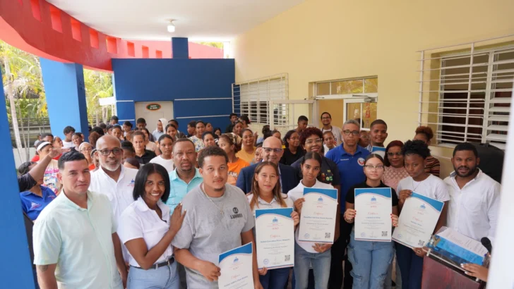 Centros Tecnológicos Comunitarios llevan jornada “Frontera Digital” a Duvergé 