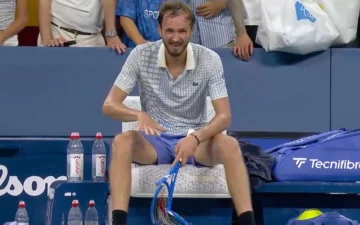 Error de un fotógrafo sume en el caos el partido entre Medvedev y Bonzi