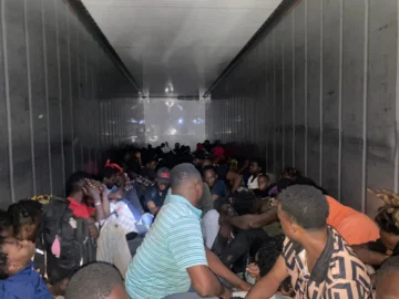 DGM detuvo camión con 100 haitianos indocumentados y entregó conductor al Ministerio Público