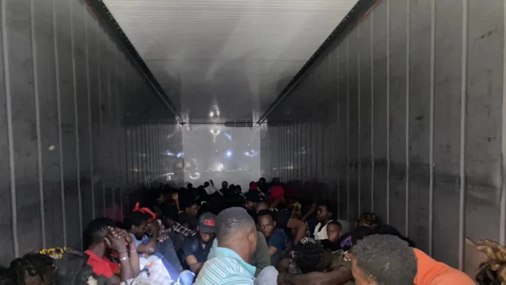 DGM detuvo camión con 100 haitianos indocumentados y entregó conductor al Ministerio Público