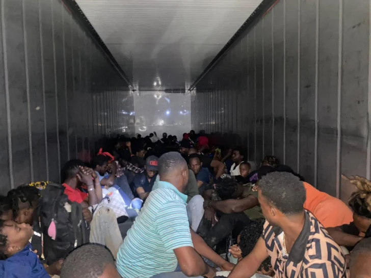 DGM detuvo camión con 100 haitianos indocumentados y entregó conductor al Ministerio Público