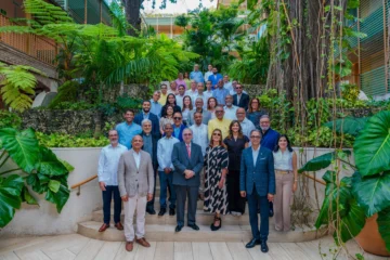  La visita fortaleció los lazos entre prensa y patrimonio cultural. En la foto, los ejecutivos del Banco Popular Dominicano, del Centro Cultural Taíno Casa del Cordón y de la Fundación García Arévalo, junto a los comunicadores.