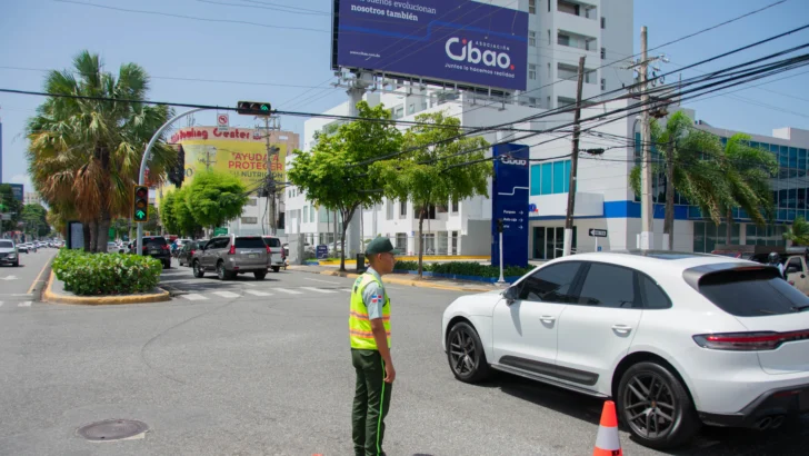 Conductores acatan restricciones de giro a la izquierda en Abraham Lincoln