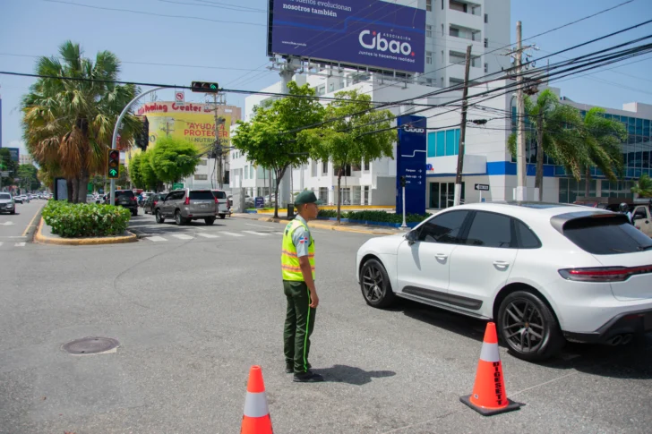 Conductores acatan restricciones de giro a la izquierda en Abraham Lincoln