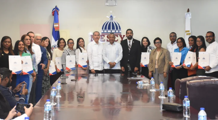 MESCyT entrega 13 becas internacionales para especialidades médicas en Cuba enfocadas en carreras STEAM