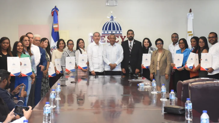 MESCyT entrega 13 becas internacionales para especialidades médicas en Cuba enfocadas en carreras STEAM