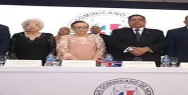 Desde-izquierda-a-derecha-la-Dra.-Milagros-Bosch-Mirian-German-el-presidente-Jhon-Richard-y-visible-oculto-el-consultor-juridico-de-la-presidencia.-En-esa-foto-hay-una-lectura-semiotica