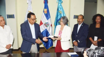 Inafocam dona libros a la Biblioteca Nacional