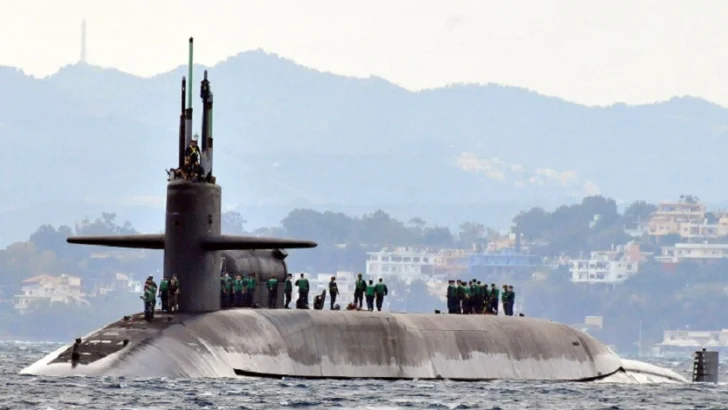 Trump despliega dos submarinos nucleares ante 