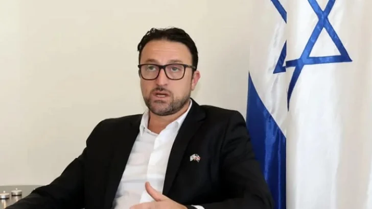 Banilejos frustran intento de declarar visitante distinguido a embajador de Israel