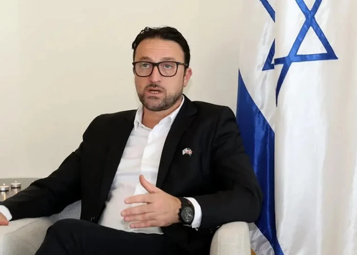 Banilejos frustran intento de declarar visitante distinguido a embajador de Israel
