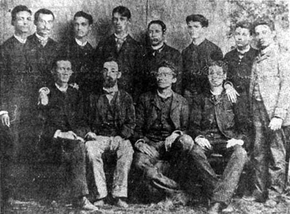  Eugenio María de Hostos junto a sus alumnos de la Escuela Normal de Santo Domingo.