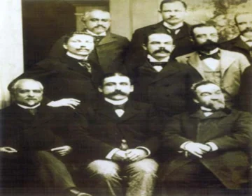  Eugenio María de Hostos junto al claustro del Liceo Miguel Luis Amunátegui en Santiago de Chile, 1897.