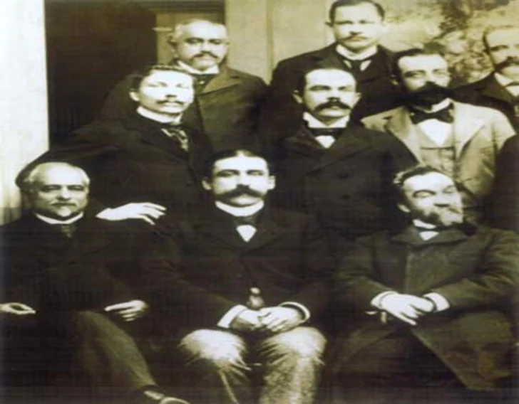  Eugenio María de Hostos junto al claustro del Liceo Miguel Luis Amunátegui en Santiago de Chile, 1897.