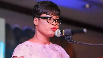 Migración entrega a la exfuncionaria haitiana Rosemila Petit-Frére a las autoridades de su país