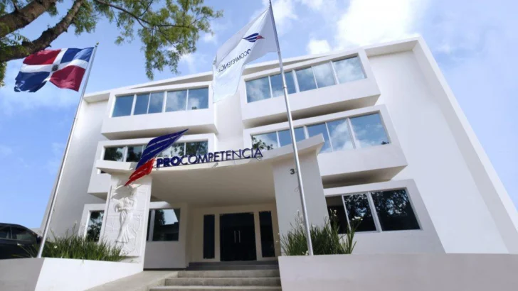 Pro-Competencia investiga a cuatro suplidores por presunta colusión en licitación del almuerzo escolar