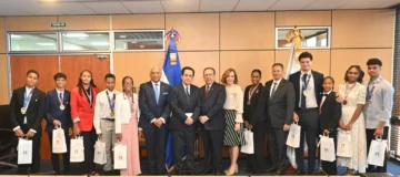 Valdez Albizu se reúne con embajador Tony Raful y estudiantes meritorios de origen dominicano en España