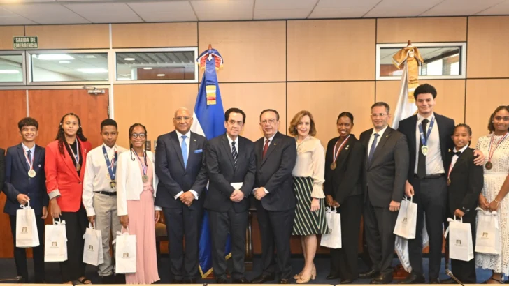 Valdez Albizu se reúne con embajador Tony Raful y estudiantes meritorios de origen dominicano en España