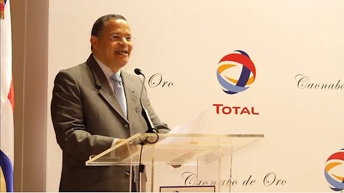  Fausto Rosario Adames, presentando la semblanza del doctor Frank Moya Pons.