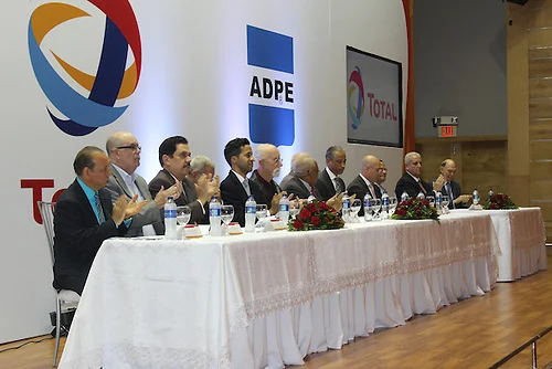  Mesa directiva en la entrega de los premios Caonabo de Oro.