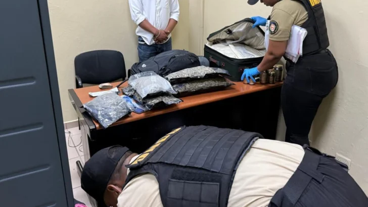 Detienen extranjero en aeropuerto del Cibao con cinco paquetes de presunta marihuana