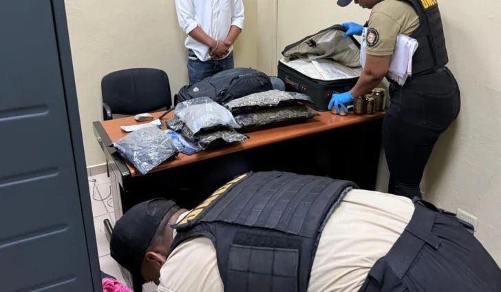 Detienen extranjero en aeropuerto del Cibao con cinco paquetes de presunta marihuana