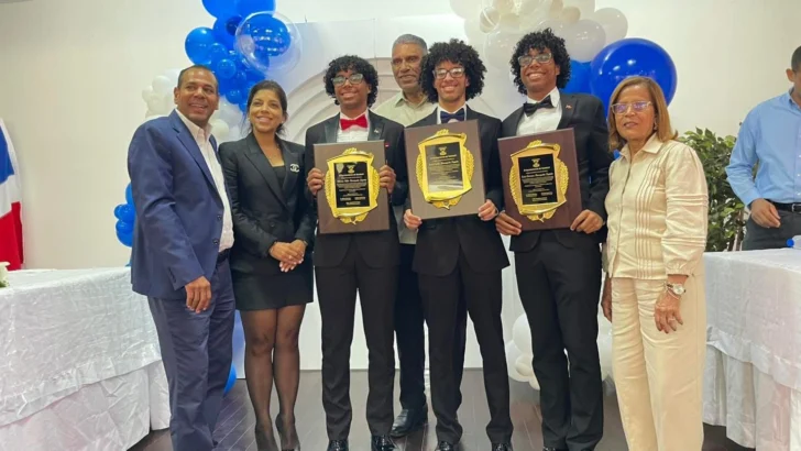 Tamboril reconoce a jóvenes sobresalientes y distingue al cónsul dominicano en Nueva York