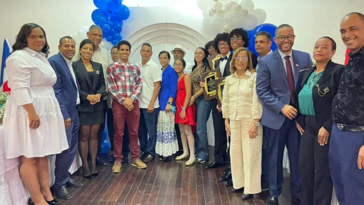 Tamboril reconoce a jóvenes sobresalientes y distingue al cónsul dominicano en Nueva York Tamboril reconoce a jóvenes sobresalientes y distingue al cónsul dominicano en Nueva York