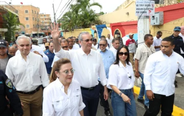 Abinader recorre Capotillo y anuncia plan para transformar la imagen del barrio