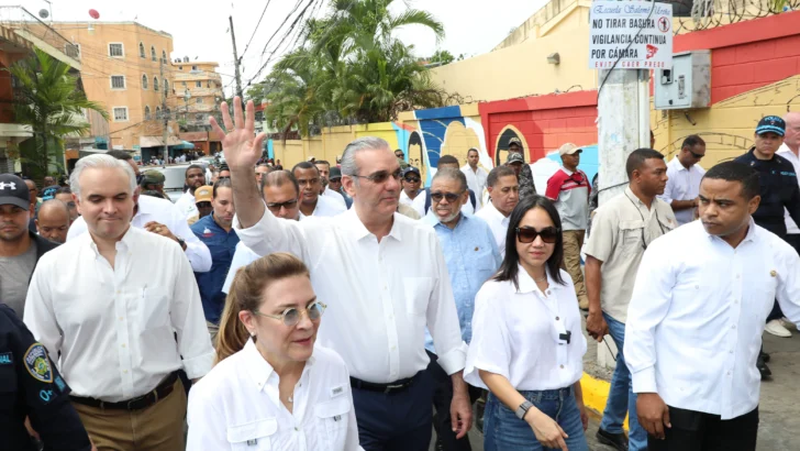 Abinader recorre Capotillo y anuncia plan para transformar la imagen del barrio Abinader recorre Capotillo y anuncia plan para transformar la imagen del barrio
