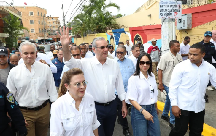 Abinader recorre Capotillo y anuncia plan para transformar la imagen del barrio