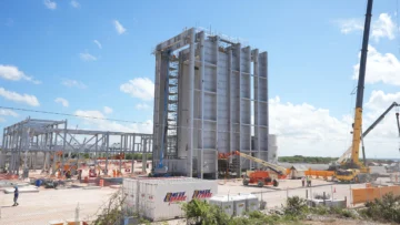 Ministro Joel Santos supervisa construcción de la Generadora San Felipe I en Boca Chica