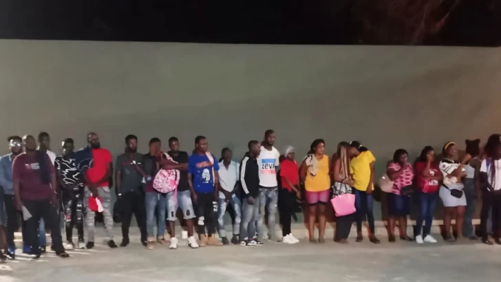 El Ejército detuvo y entregó a Migración a 78 haitianos indocumentados en Montecristi, Santiago Rodríguez y Valverde El Ejército detuvo y entregó a Migración a 78 haitianos indocumentados en Montecristi, Santiago Rodríguez y Valverde