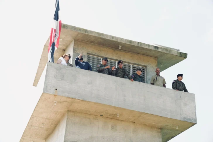 Altos mandos militares dominicanos y el subsecretario de Defensa de EE. UU. inspeccionan la frontera con Haití