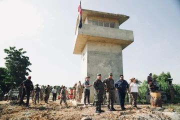 Altos mandos militares dominicanos y el subsecretario de Defensa de EE. UU. inspeccionan la frontera con Haití