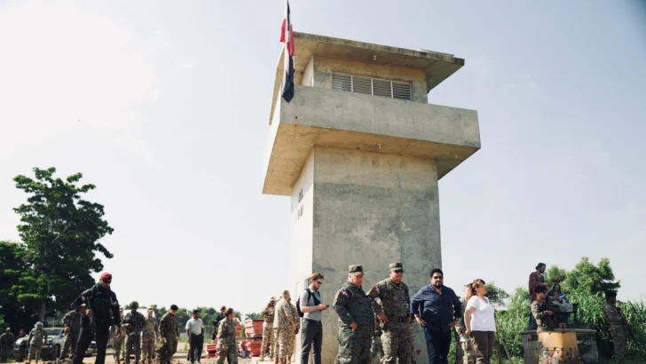 Altos mandos militares dominicanos y el subsecretario de Defensa de EE. UU. inspeccionan la frontera con Haití Altos mandos militares dominicanos y el subsecretario de Defensa de EE. UU. inspeccionan la frontera con Haití