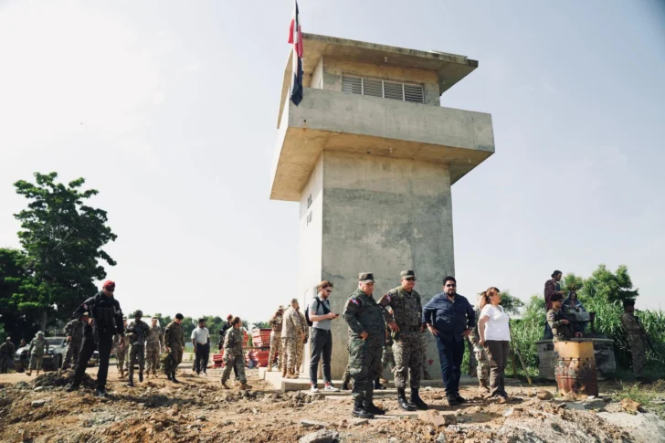 Altos mandos militares dominicanos y el subsecretario de Defensa de EE. UU. inspeccionan la frontera con Haití