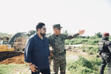 Altos mandos militares dominicanos y el subsecretario de Defensa de EE. UU. inspeccionan la frontera con Haití
