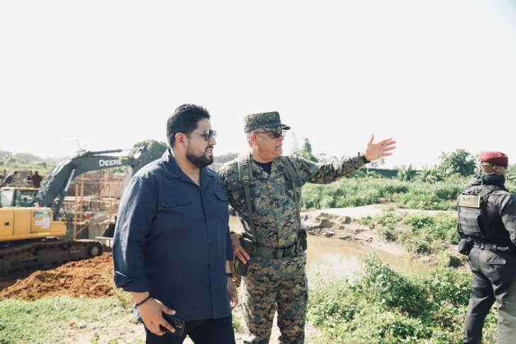 Altos mandos militares dominicanos y el subsecretario de Defensa de EE. UU. inspeccionan la frontera con Haití