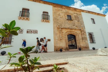 Ministro de Cultura y José Mármol dialogan sobre el poder de las buenas palabras en Centro Cultural Taíno Casa del Cordón