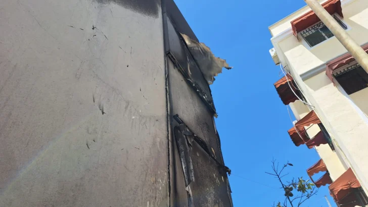 Incendio afecta concesionario de vehículos en la avenida Doctor Defilló