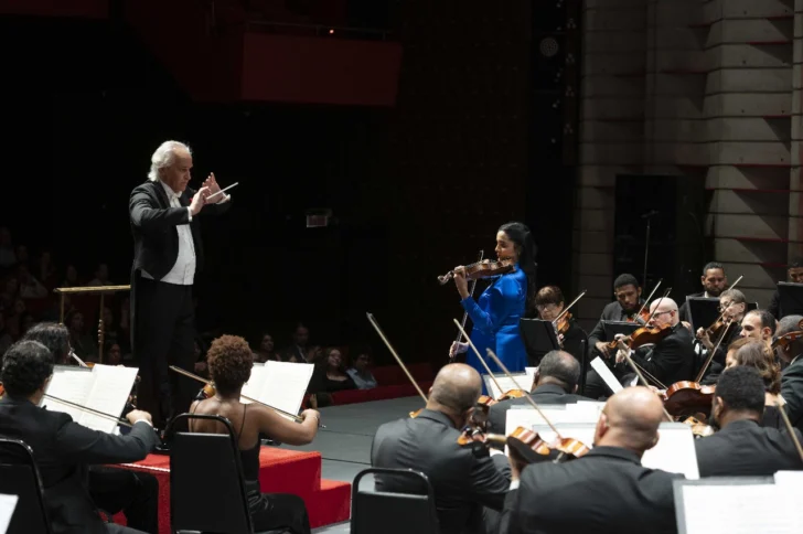  José Antonio Molina y Aisha Syed. Foto David Soto, con la Orquesta Sinfónica Nacional.