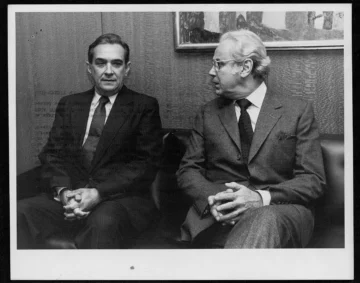  Fotografía de reunión sostenida entre secretario general de las Naciones Unidad, Javier Pérez de Cuéllar y José Augusto Vega Imbert, secretario de estado de Relaciones Exteriores de la República Dominicana; en el marco de la trigésima novena sección de la Asamblea General de las Naciones Unidas. (Archivo General de la Nación).