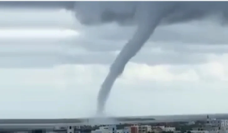 Una vistosa tromba marina se registró en La Romana este miércoles