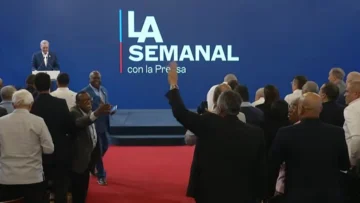 Abinader llama a la oposición a reconocer avances del Metro y a usarlo