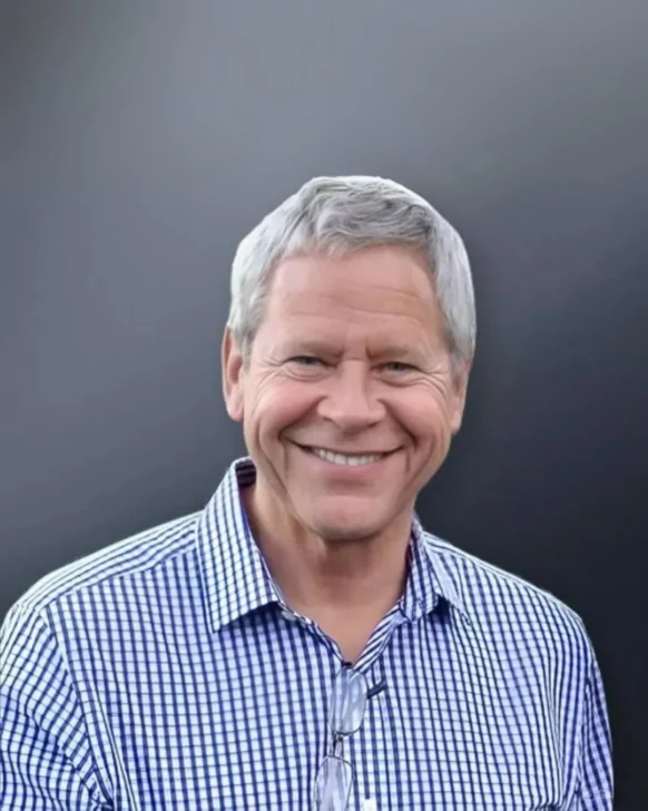  Lance Lundberg, empresario con más de tres décadas de trayectoria en sectores como energía, tecnología, bienes raíces, salud y medios de comunicación.