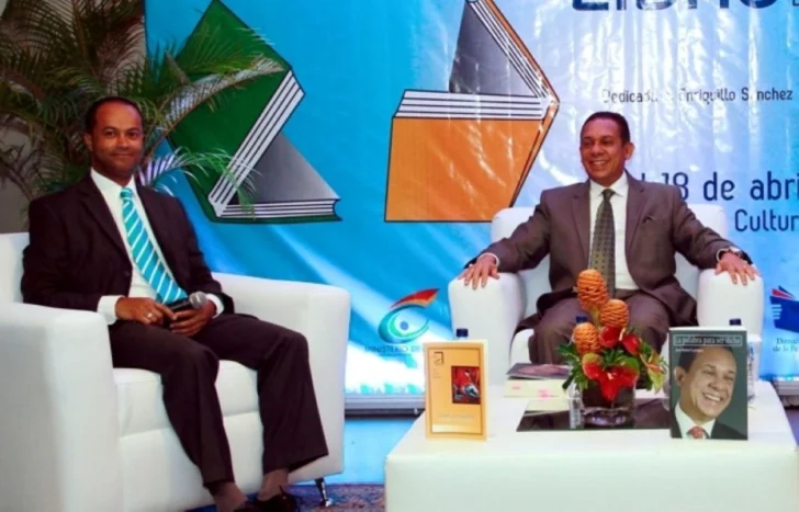  León Félix Batista y José Rafael Lantigua durante la presentación de sus libros Venir con cuentos y La palabra para ser dicha, ambos de 2012.