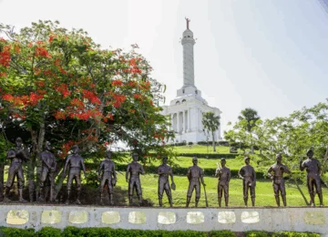  Monumento a Los Héroes de la Restauración en Santiago de los Caballeros.