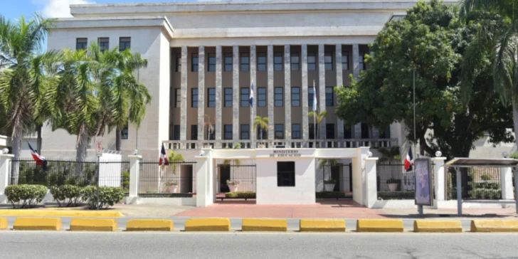 Unos 2.6 millones de estudiantes regresan a las aulas este lunes